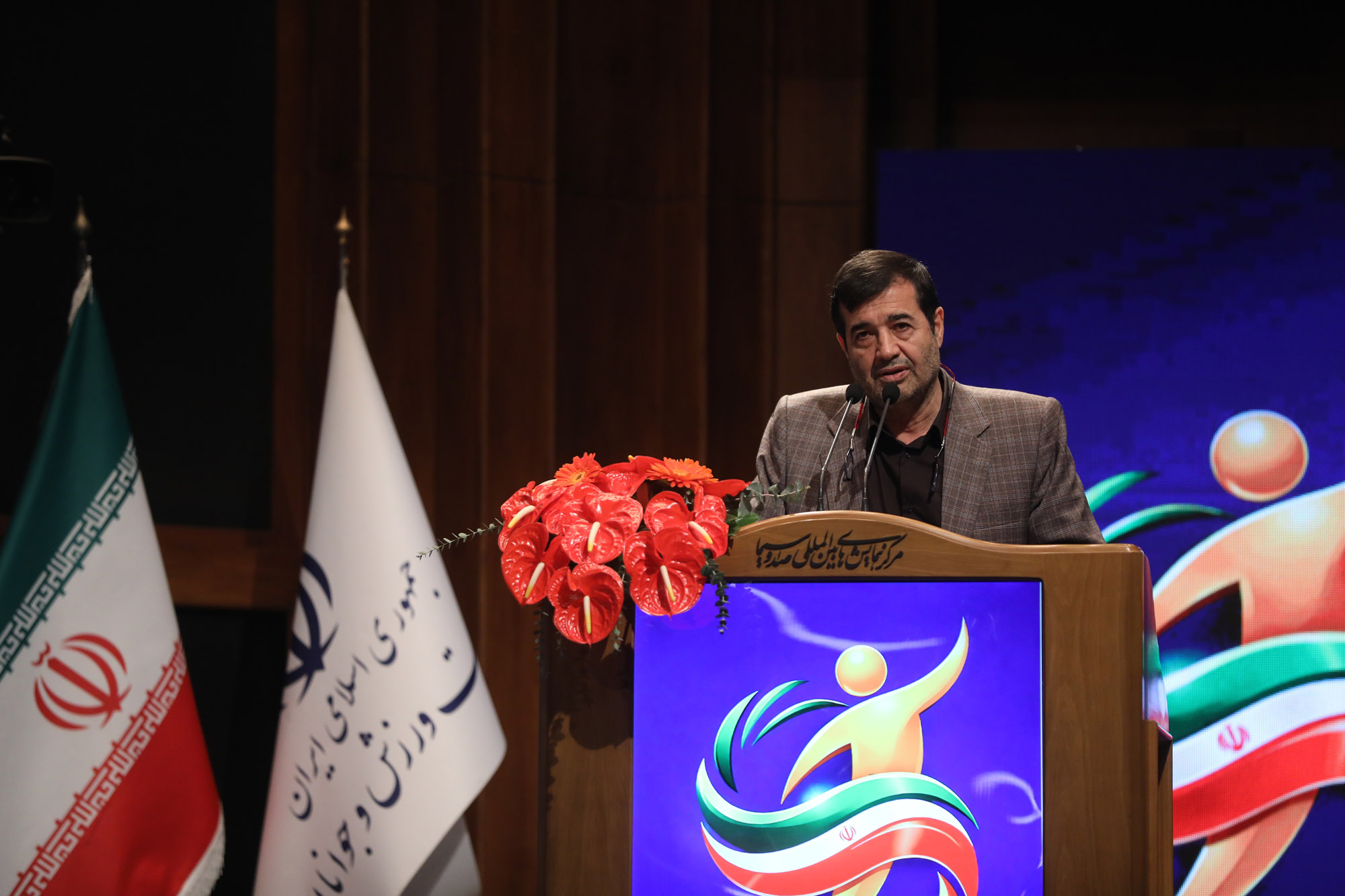 دکتر دنیامالی: فدراسیونها را به اهلش بسپاریم